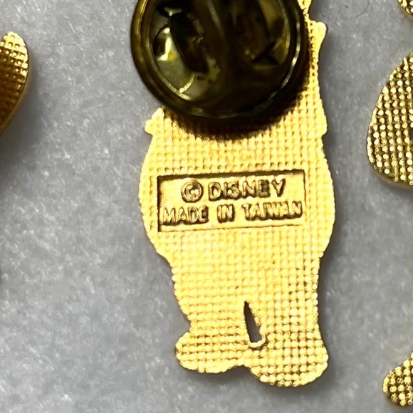 WINNIE THE POOH AND FRIENDS PIN BACK - Picture 3 of 3